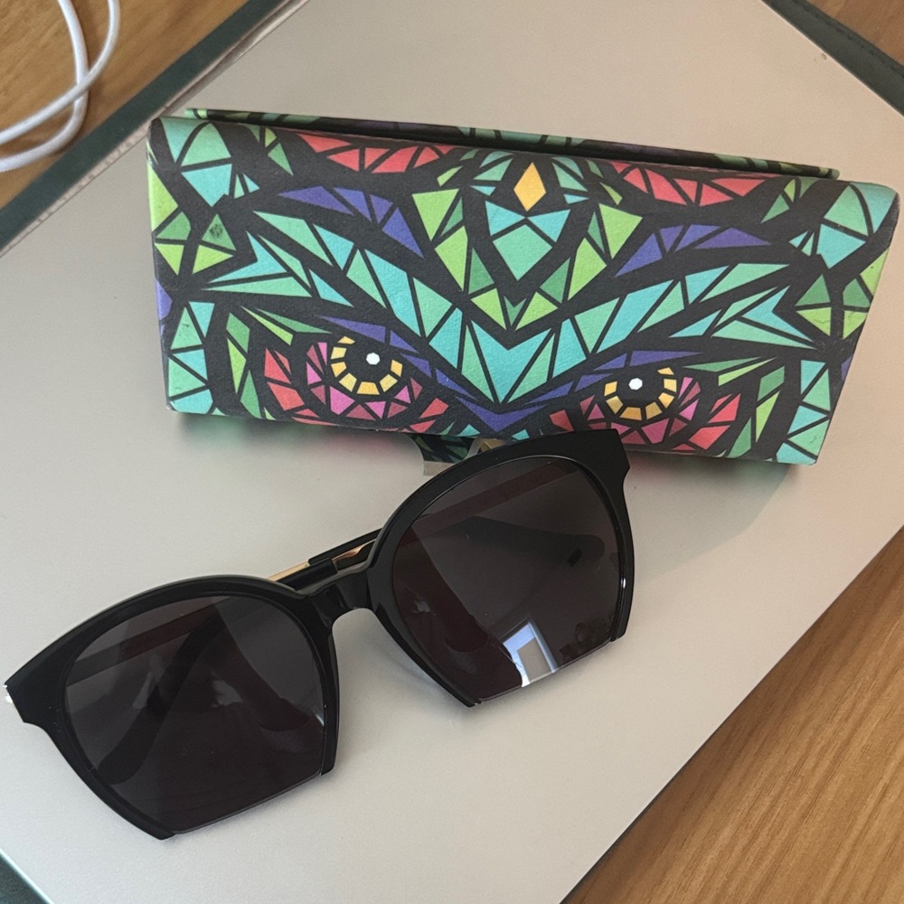 Stylish Black Cat-Eye Sunglasses with Case